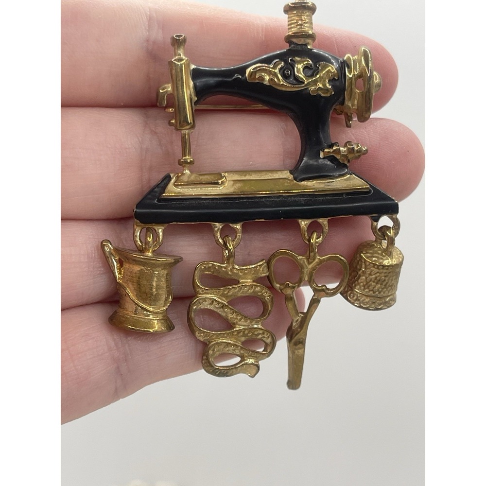 Vintage Danecraft Sewing Machine Charm Brooch Black & Gold Crafting Seamstress - Picture 3 of 4